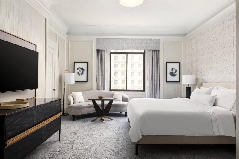 State Suite, 1 Bedroom Larger Suite, 1 King, City view