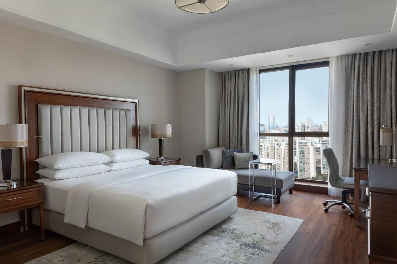 Executive King Suite with City View and Lounge Access image 1