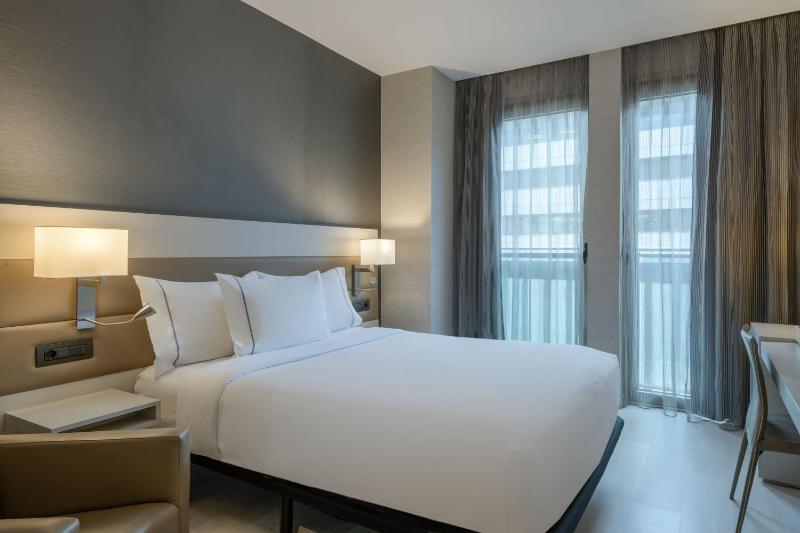Double Room with City View image 1