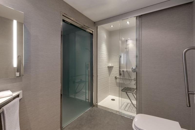 Double Room with City View image 3