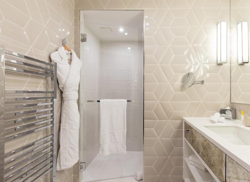 Deluxe Room image 4