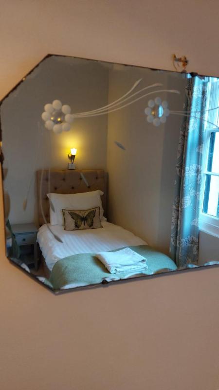 Economy Twin Room image 3
