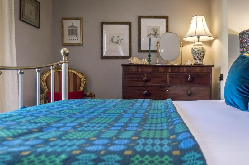Deluxe King Room image 4