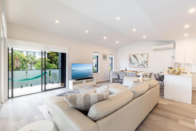 Beach Haven 3a Messines Street 4 Minute walk to the beach Wifi Air Con - image 26