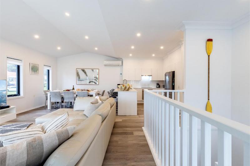 Beach Haven 3a Messines Street 4 Minute walk to the beach Wifi Air Con - image 10