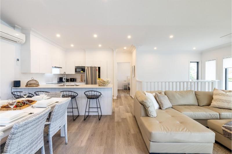 Beach Haven 3a Messines Street 4 Minute walk to the beach Wifi Air Con - image 41