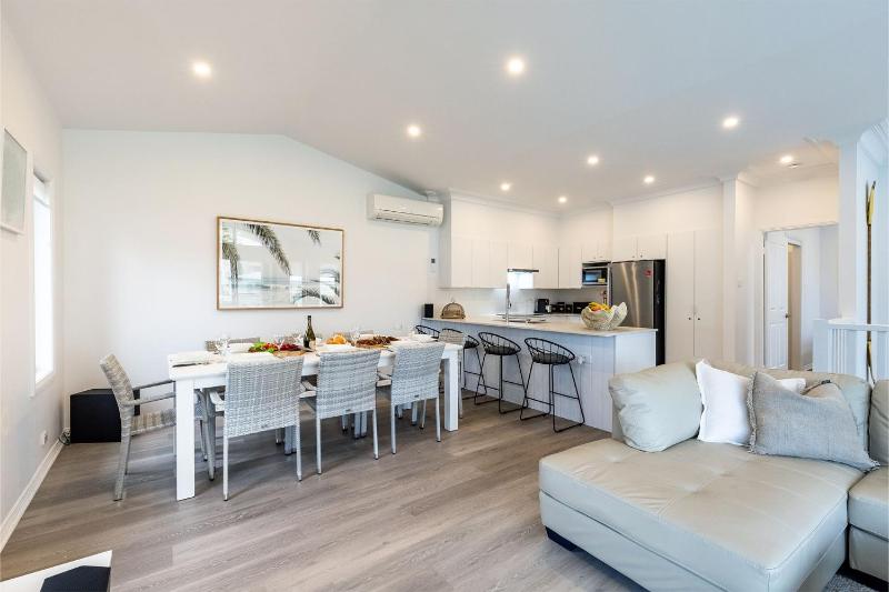 Beach Haven 3a Messines Street 4 Minute walk to the beach Wifi Air Con - image 32