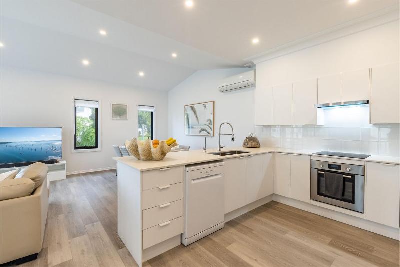 Beach Haven 3a Messines Street 4 Minute walk to the beach Wifi Air Con - image 9
