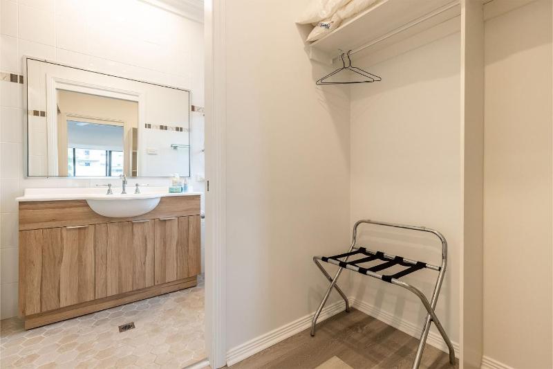 Beach Haven 3a Messines Street 4 Minute walk to the beach Wifi Air Con - image 20