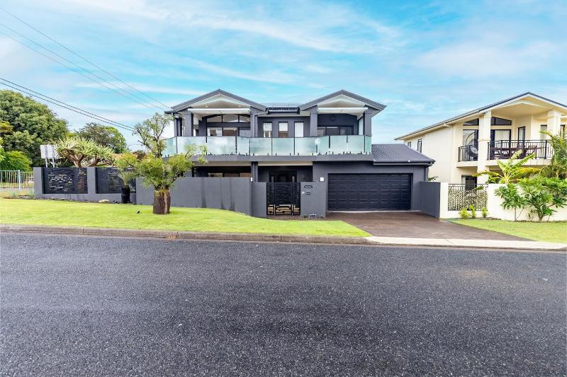 Beach Haven 3a Messines Street 4 Minute walk to the beach Wifi Air Con - image 17