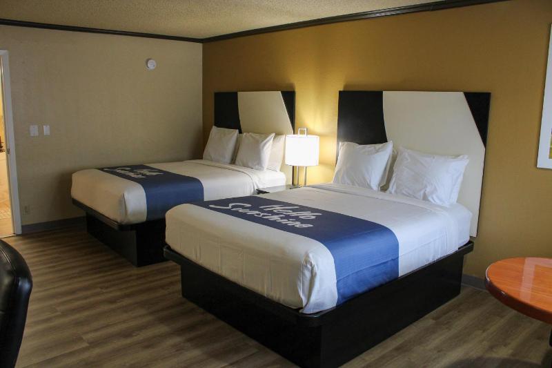 Days Inn by Wyndham Bend - image 2