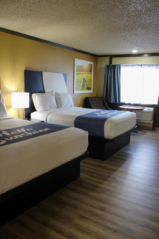 Queen Room with Two Queen Beds - Non-Smoking image 1