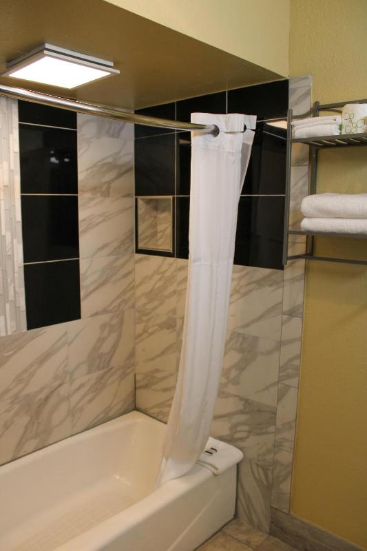 Days Inn by Wyndham Bend - image 32