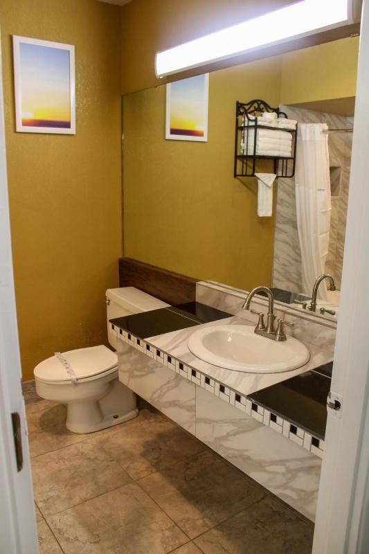Queen Room with Two Queen Beds - Mobility Access/Non-Smoking image 2