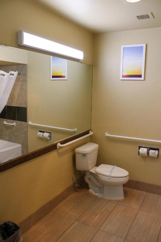 Queen Room with Two Queen Beds - Mobility Access/Non-Smoking image 3