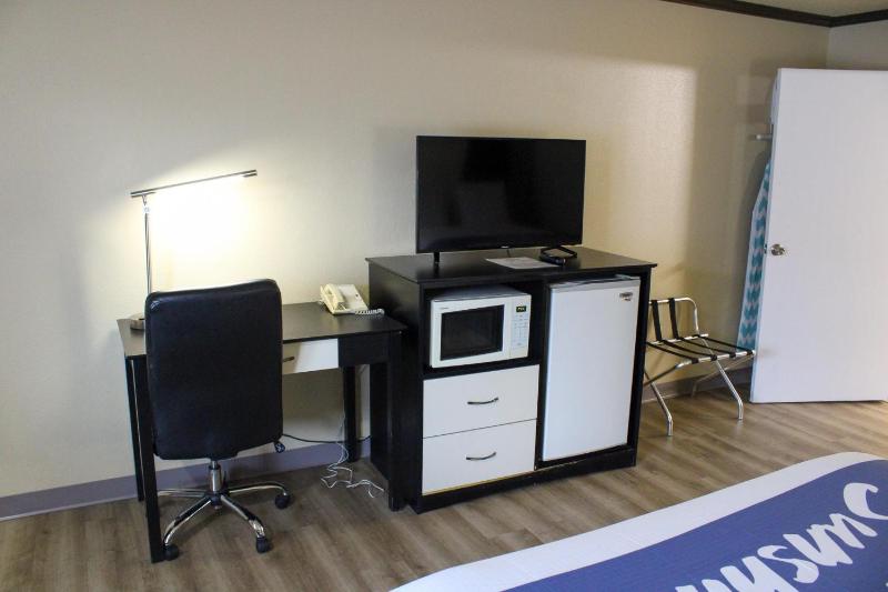Days Inn by Wyndham Bend - image 28
