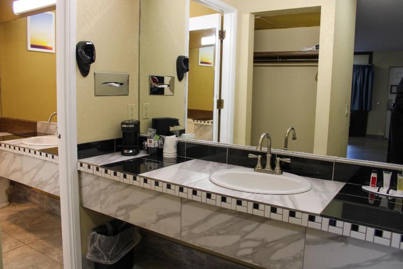 Days Inn by Wyndham Bend - image 19