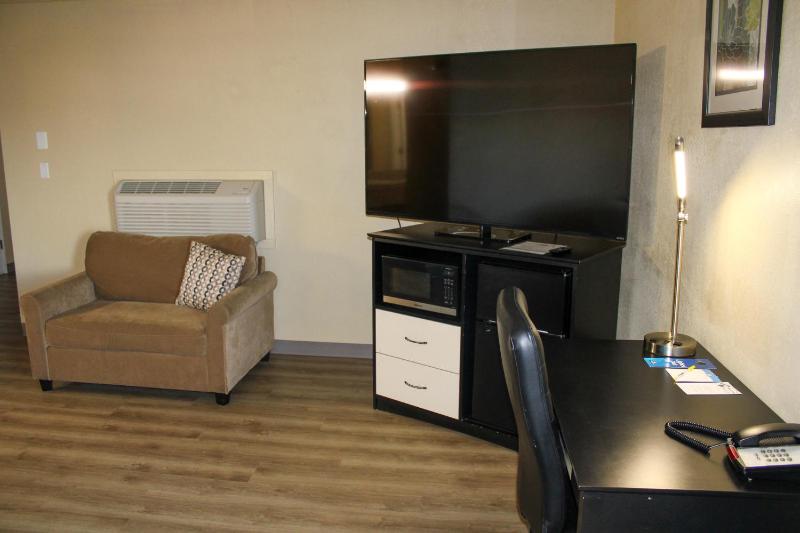 Days Inn by Wyndham Bend - image 34