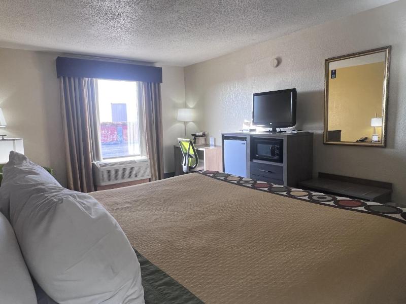 King Room with Bath Tub - Mobility/Hearing Accessible - Non-Smoking image 2