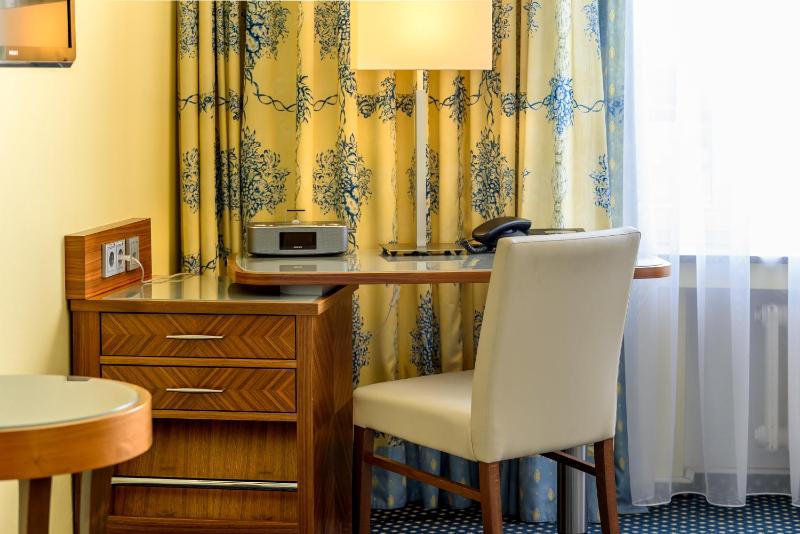 Privilege Queen Room image 3