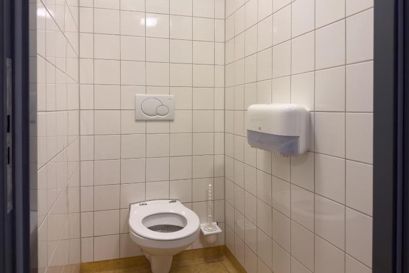 6 Person Room with Private Bathroom image 4
