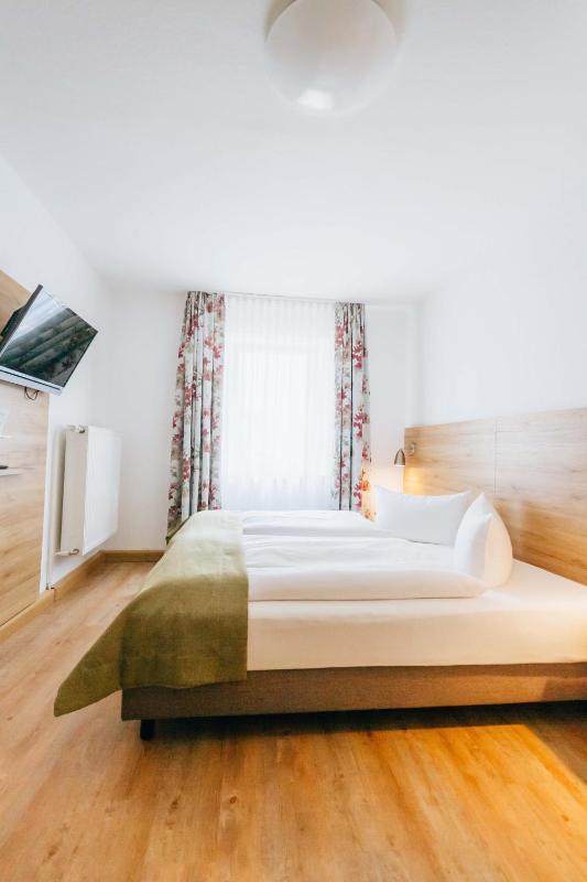 Double Room image 4