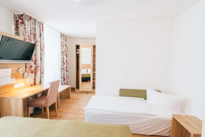 Classic Triple Room image 4