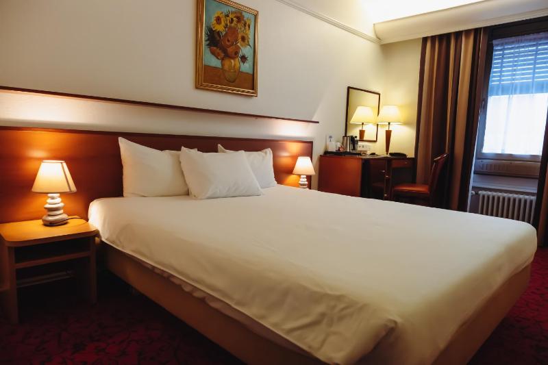 Double Room image 3
