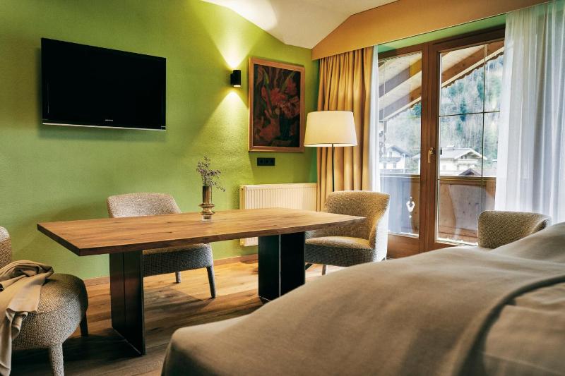 Deluxe Suite image 4