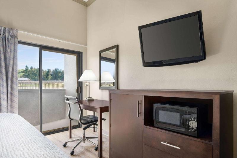 King Room - Mobility Access/Non-Smoking image 3