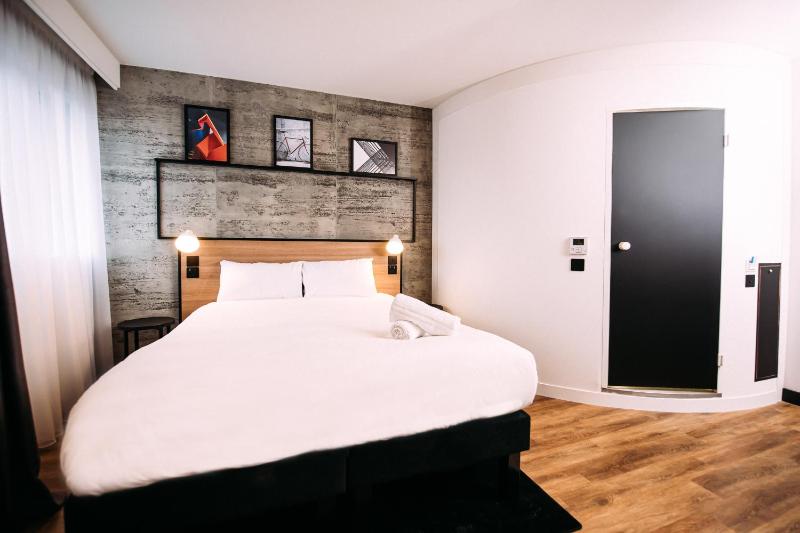Standard Double Room image 2
