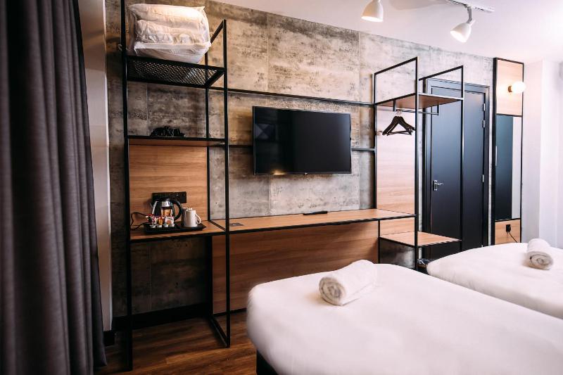 Standard Twin Room image 4