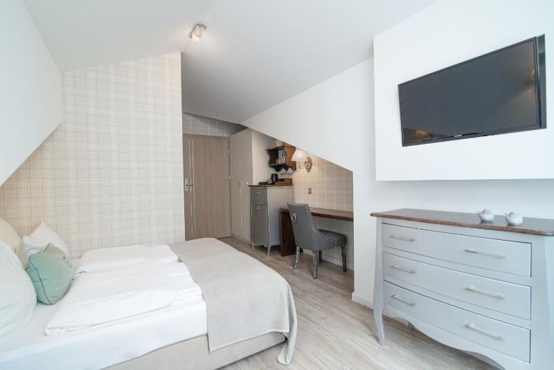 Small Double Room image 1