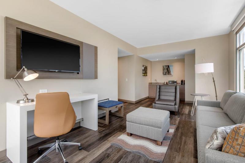 Corner King Suite with Sofa Bed - Non-Smoking image 4