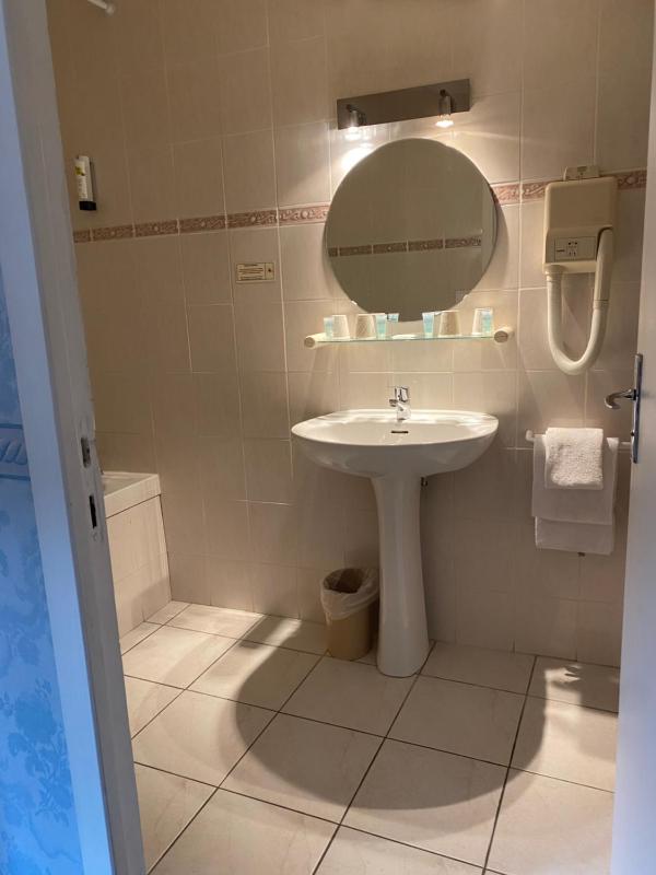 Quadruple Room with Bath image 4