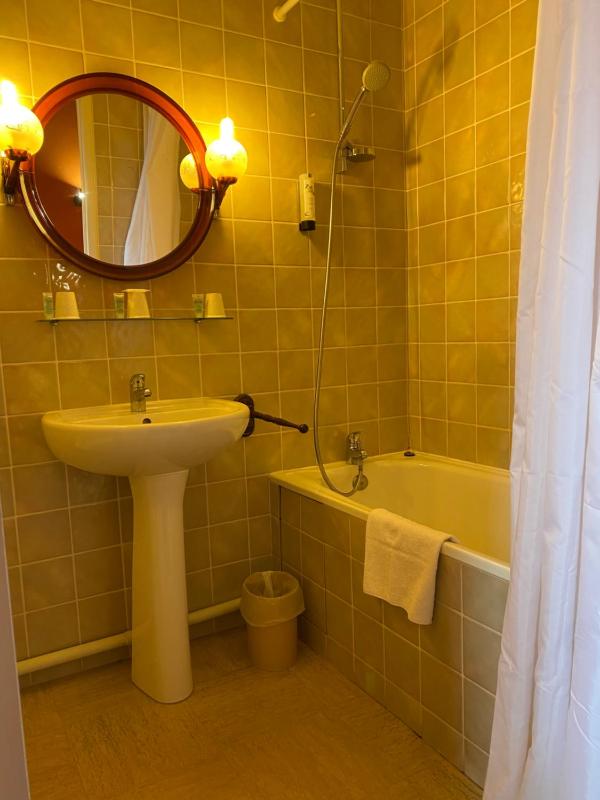 Triple Room with Bath image 4
