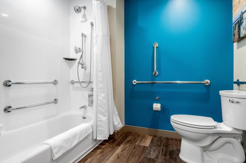 King Room - Accessible/Non-Smoking image 3