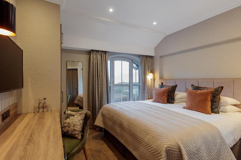 Classic Double Room image 3