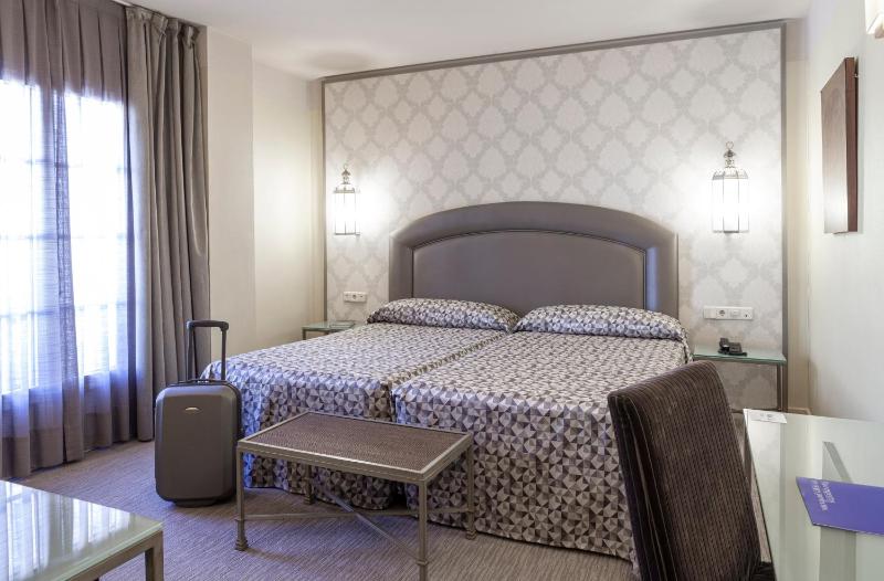 Twin Room with Terrace image 4