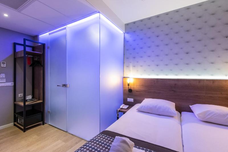 Souterrain Triple Room - no window image 2