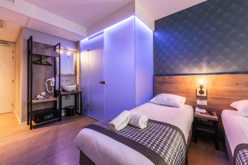 Standard Triple Room image 2