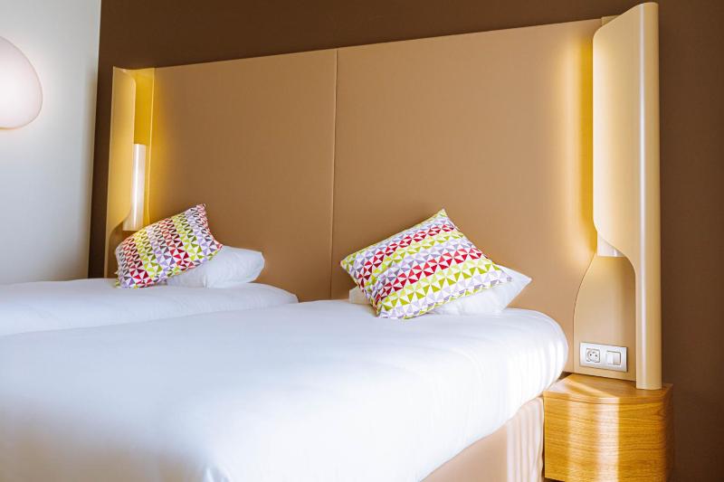 Standard Twin Room image 3