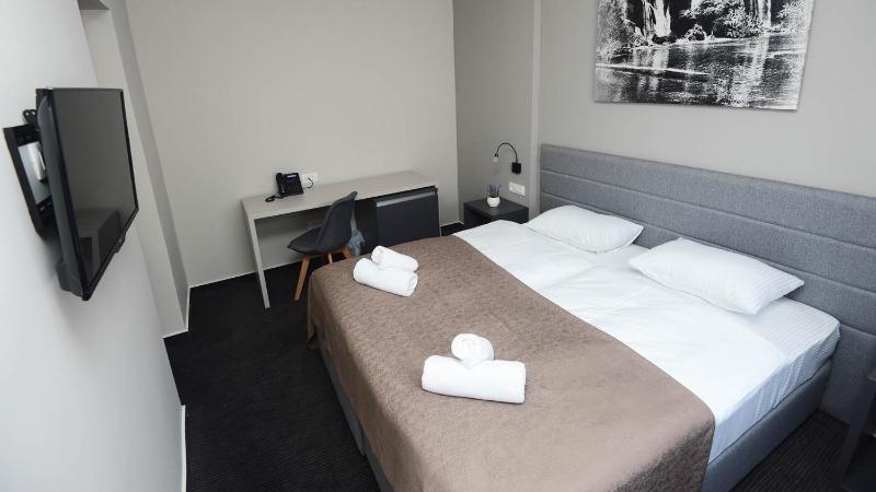 Deluxe Double or Twin Room with Balcony image 4