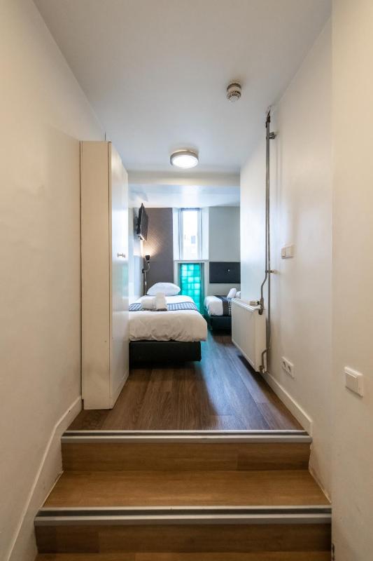 Standard Twin Room image 4