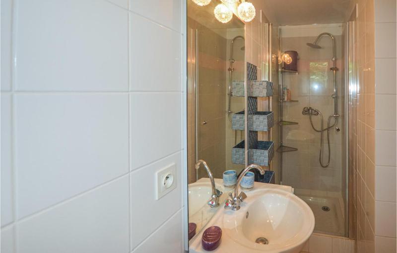 Eight-Bedroom Holiday Home image 4