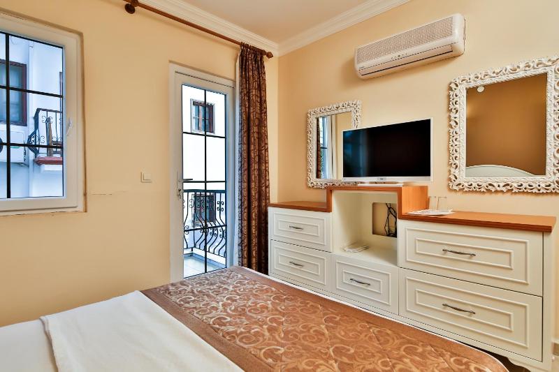 Double or Twin Room with Partial Sea View image 3