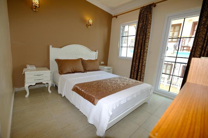 Double Room with Side Sea View image 3