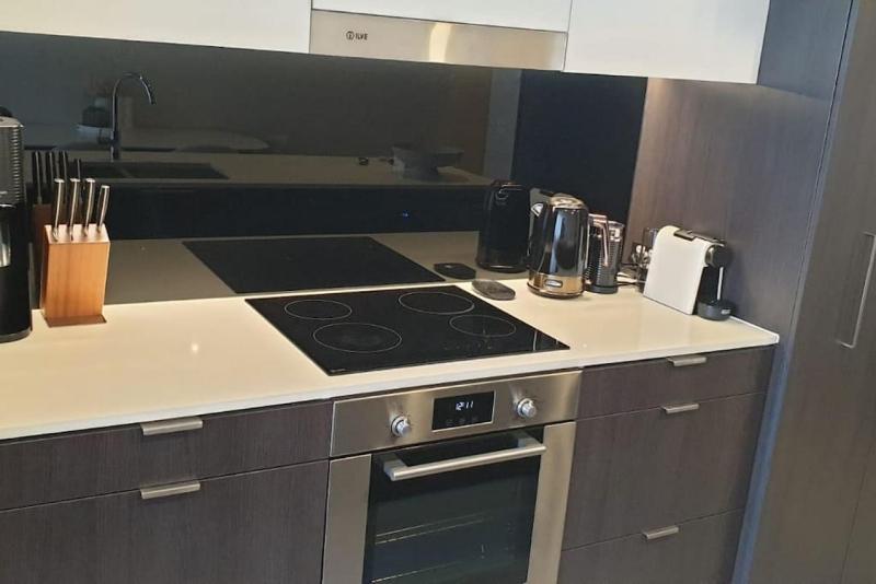 Executively Inspired - 2 Bed 2 Bath Apt on Queen St with Carpark Fast WiFi Rooftop Pool and Sleeps 5 - image 15