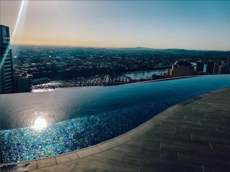 Executively Inspired - 2 Bed 2 Bath Apt on Queen St with Carpark Fast WiFi Rooftop Pool and Sleeps 5 - image 8