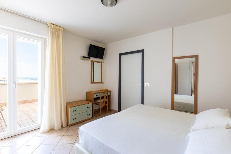 Double Room with Sea View image 1